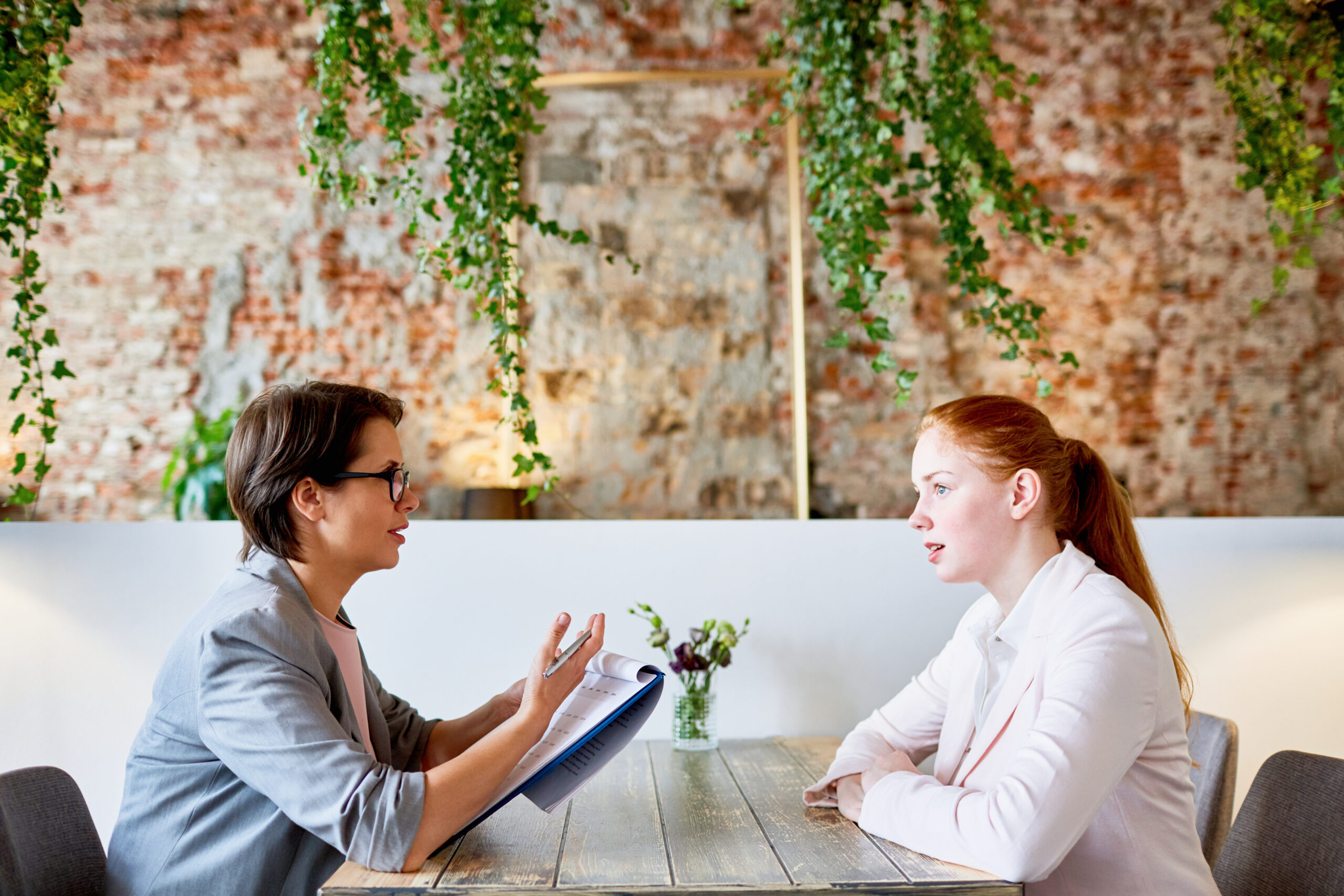 Une femme pose des questions à une autre sur son métier, pour affiner son projet de reconversion dans l'écologie.