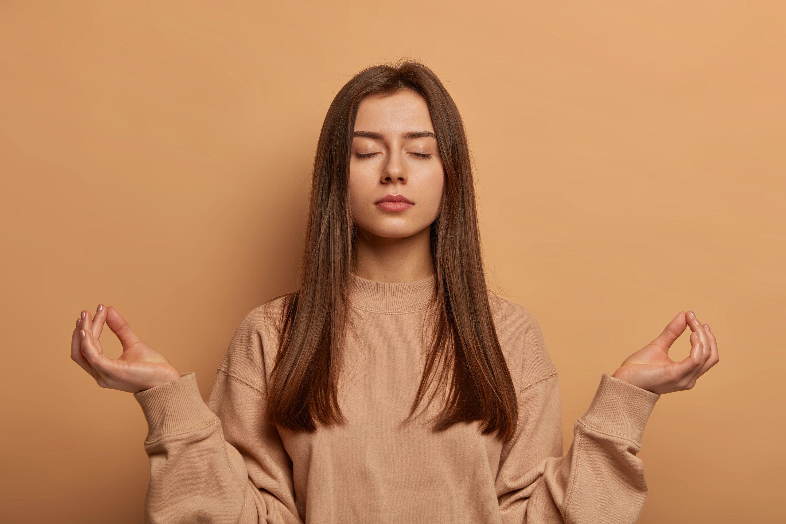 Une jeune femme en introspection fait le point sur ses aspirations professionnelles, pour se reconvertir dans les métiers de l'écologie.