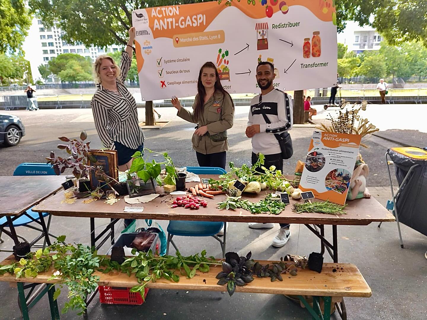 odyssee-de-maat-lyon Des bénévoles de l'association l'Odyssée de Maat tiennent un stand de lutte contre le gaspillage alimentaire sur un marché lyonnais.